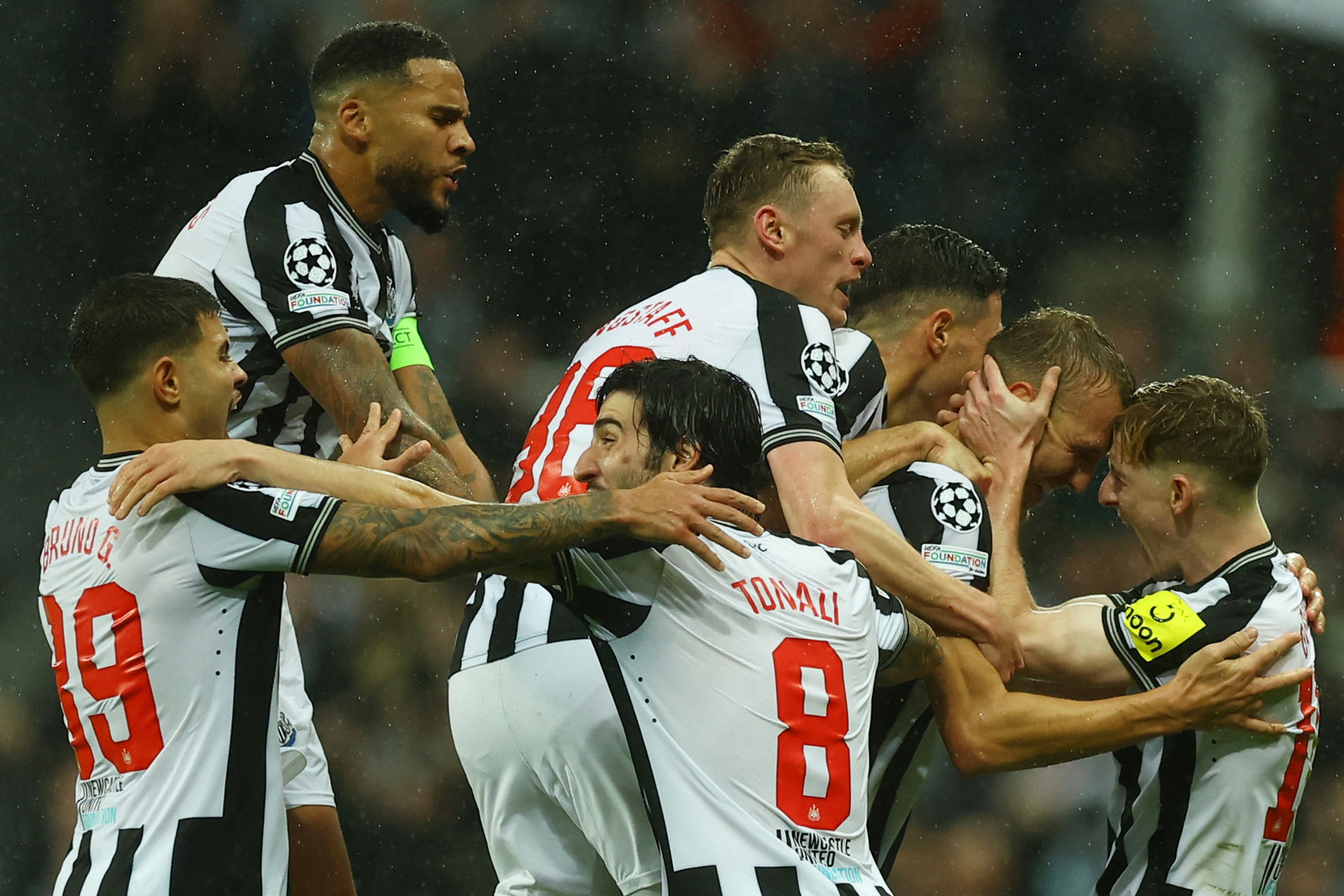 Newcastle thắng PSG 4