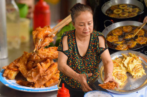 Quán bánh tôm lụp xụp vài mét vuông ở ngõ chợ Hà Nội, ngày bán hơn 1.000 chiếc