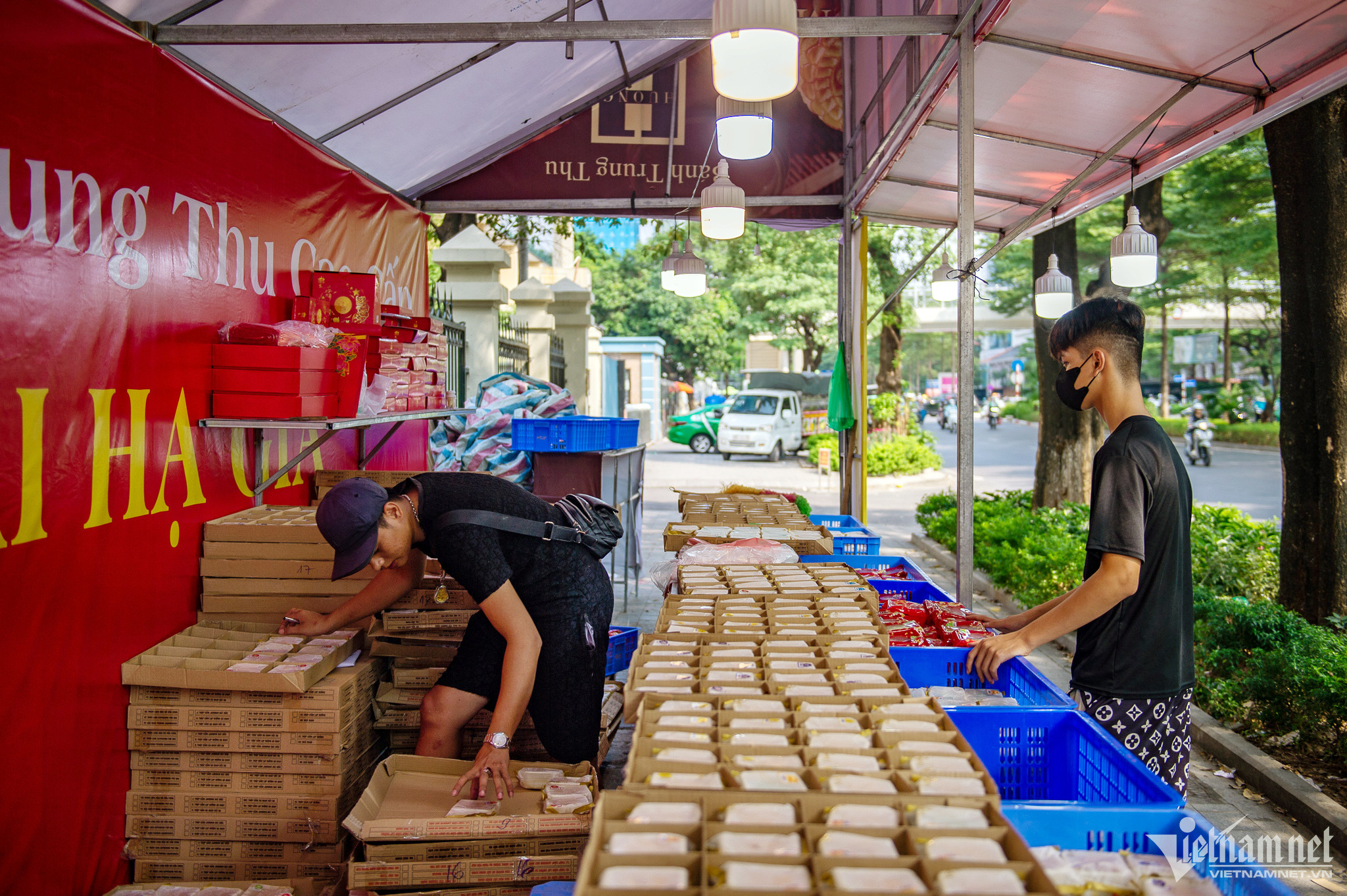 Bản tin sáng 5/10: Bánh trung thu vỉa hè hạ giá xuống 10.000 mòn mỏi đợi khách