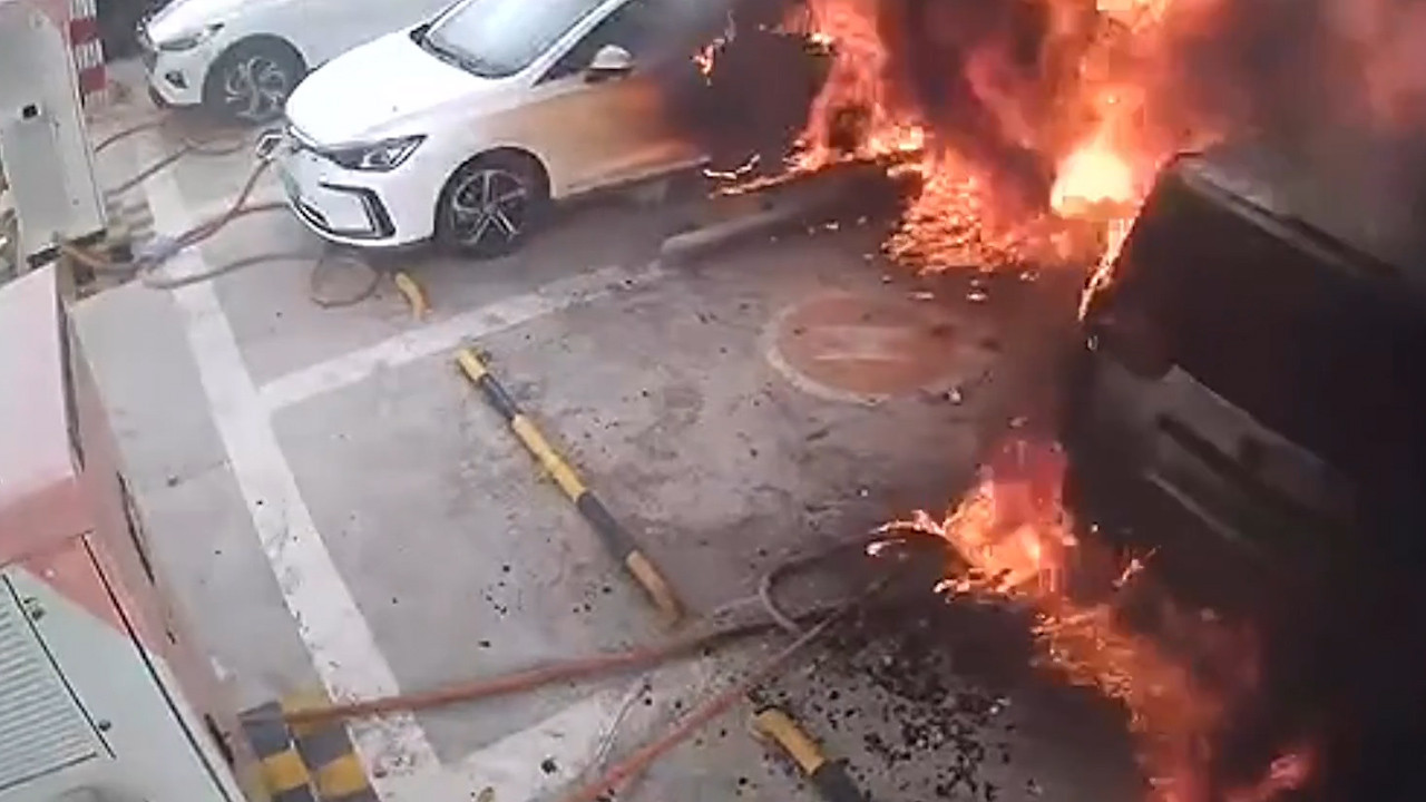 Ôtô điện đang sạc bất ngờ bốc cháy dữ dội