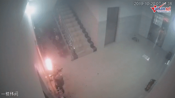 Xe đạp điện bất ngờ phát nổ liên tiếp như pháo khi đang sạc trong nhà