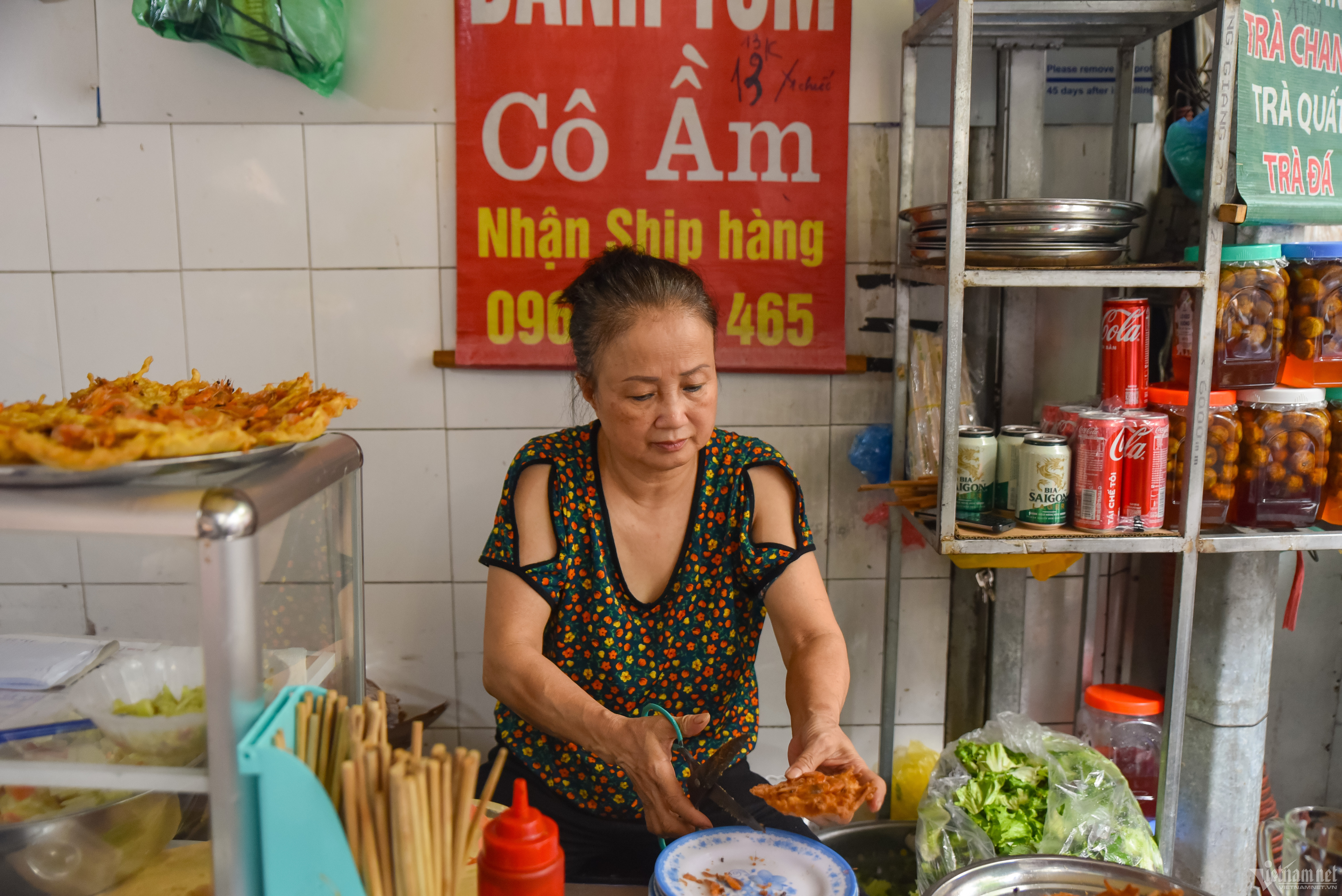 Quán bánh tôm lụp xụp vài mét vuông ở ngõ chợ Hà Nội, ngày bán hơn 1.000 chiếc