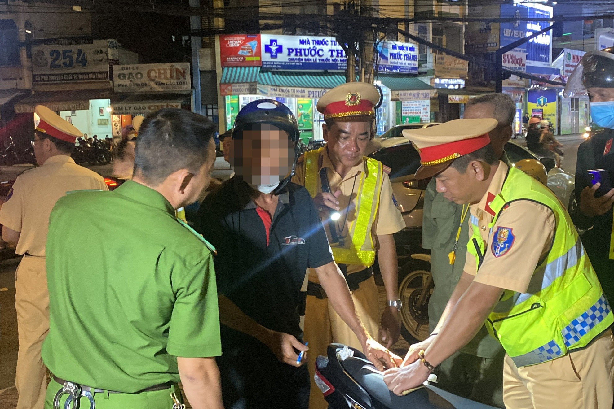 Bị yêu cầu đo nồng độ cồn, người đàn ông cầm bật lửa, rút xăng xe đe dọa CSGT