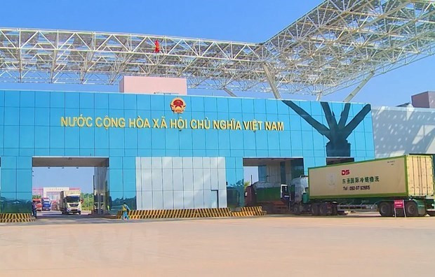 Cross border trade through Mong Cai border gate reaches nearly 2.5 billion USD in nine months hinh anh 1