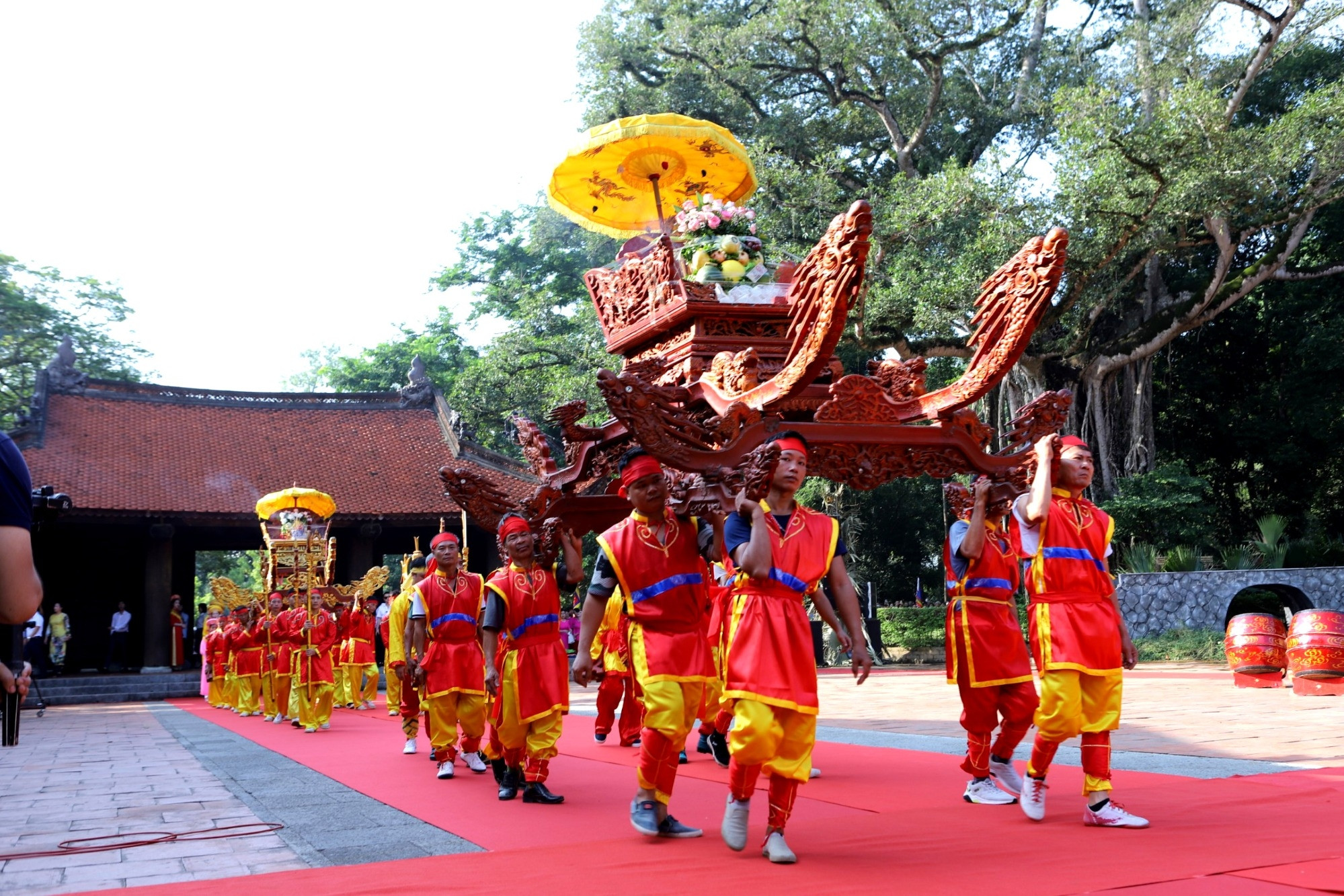 Hàng nghìn người ‘đội’ nắng dự khai hội ở khu di tích đặc biệt