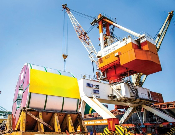 At Cai Mep-Thi Vai seaport in the southern coastal province of Ba Ria – Vung Tau (Photo: SGGP) ảnh 1