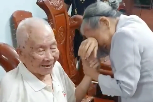 Khoảnh khắc em gái 88 tuổi bịn rịn chia tay anh 101 tuổi gây sốt