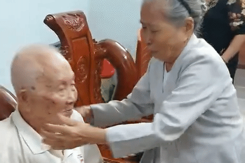 Khoảnh khắc em gái 88 tuổi bịn rịn chia tay anh 101 tuổi gây sốt  - 1