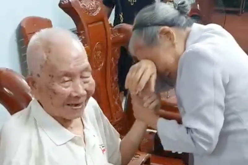 Khoảnh khắc em gái 88 tuổi bịn rịn chia tay anh 101 tuổi gây sốt  - 2