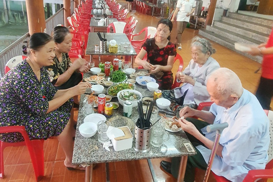 Khoảnh khắc em gái 88 tuổi bịn rịn chia tay anh 101 tuổi gây sốt - 4