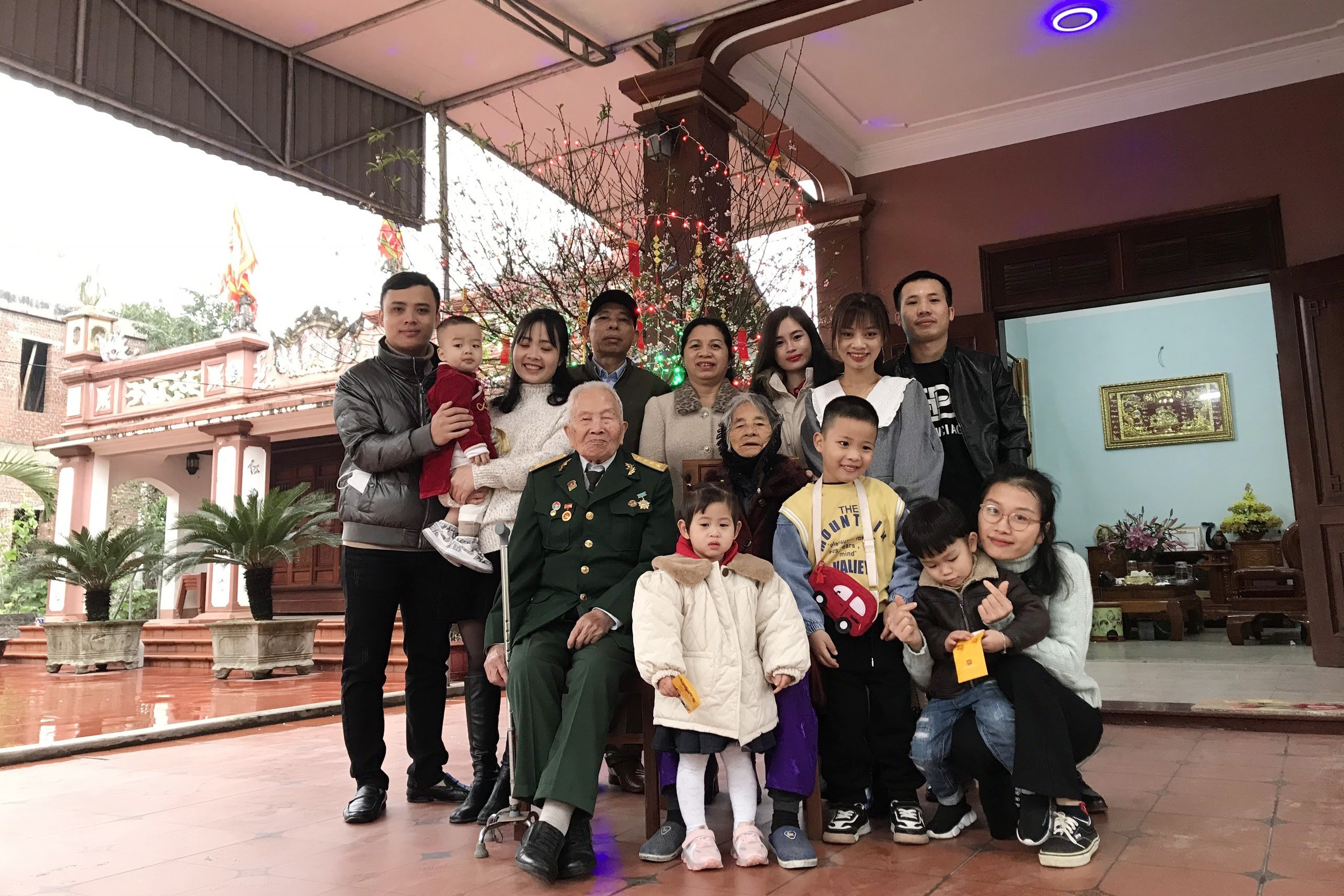 Khoảnh khắc em gái 88 tuổi bịn rịn chia tay anh 101 tuổi gây sốt - 5