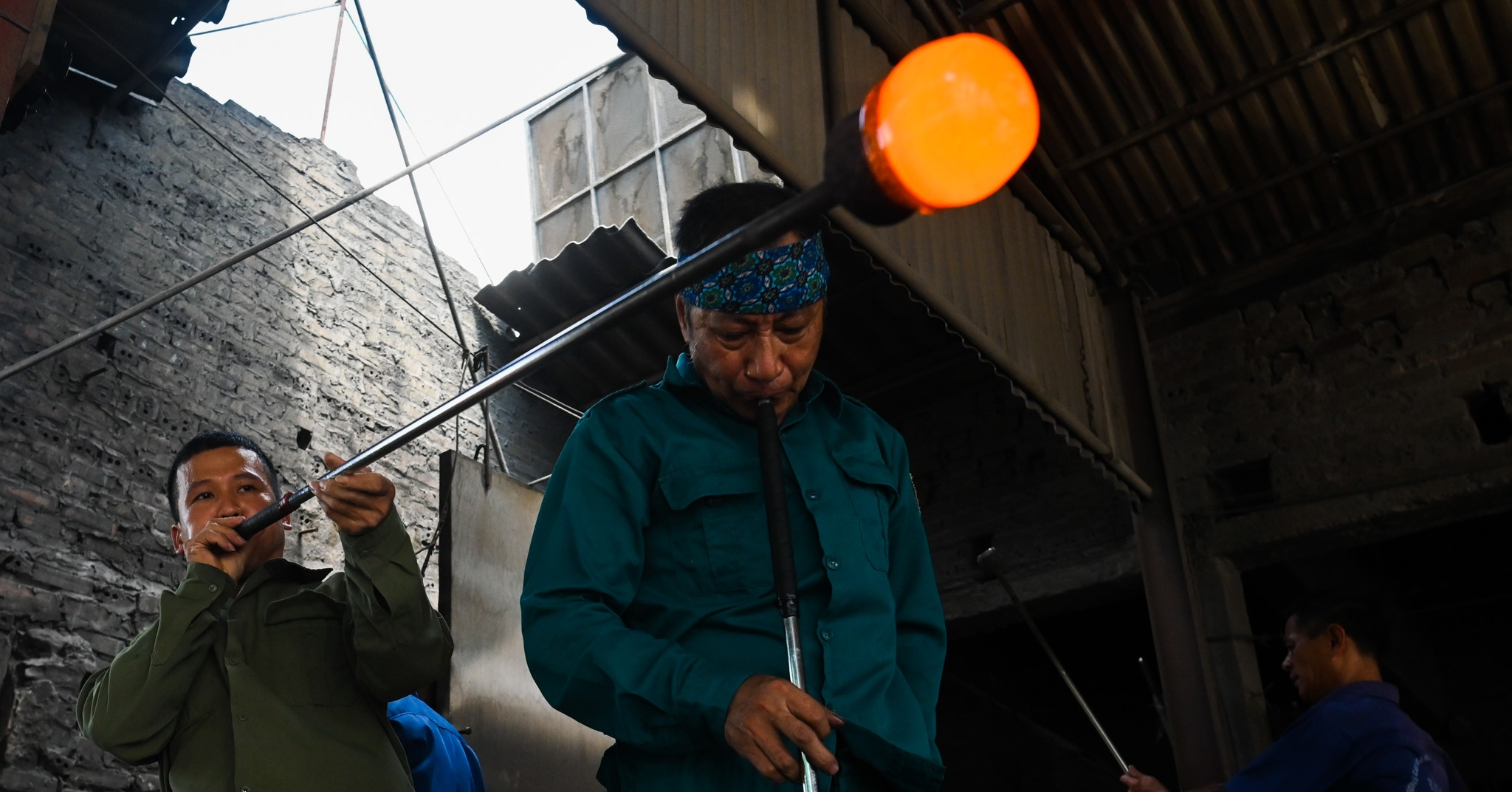 Lò làm cốc uống bia hơi sần sùi, xấu xí 'huyền thoại'