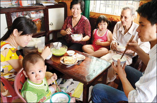 Công tác gia đình nhìn từ phong trào bữa cơm gia đình