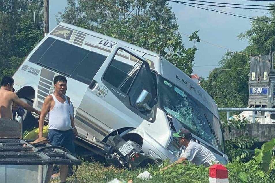 Ô tô 16 chỗ gây tai nạn liên hoàn khiến 1 người già tử vong ở Hải Phòng