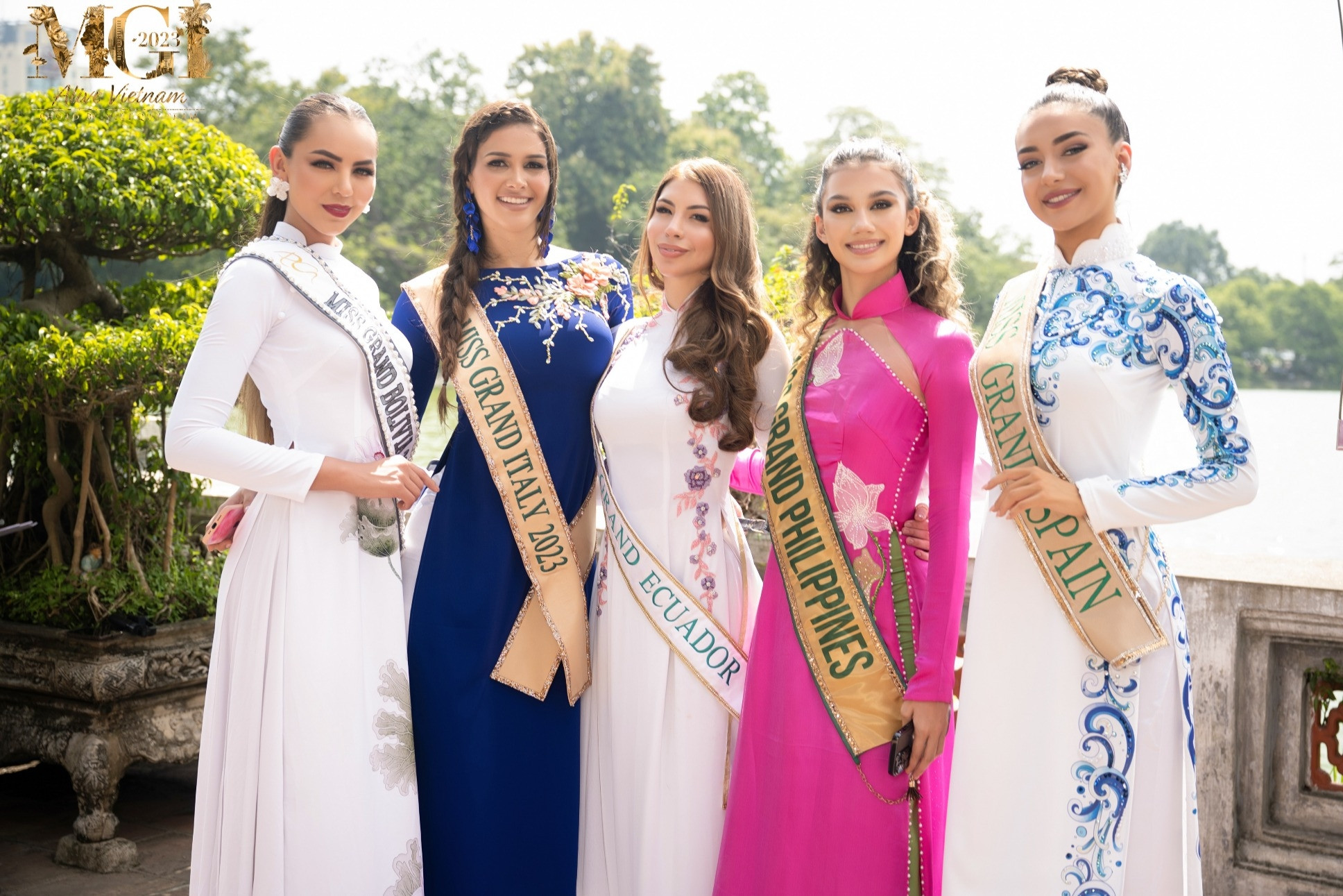 Thí sinh Miss Grand International 2023 đẹp rạng ngời trong tà áo dài Việt Nam