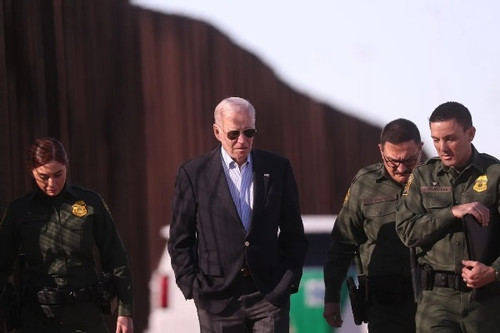 Tổng thống Biden xây thêm tường biên giới, ông Trump chờ lời xin lỗi