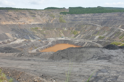 VN considers use of soil and rocks from coal mines as leveling materials
