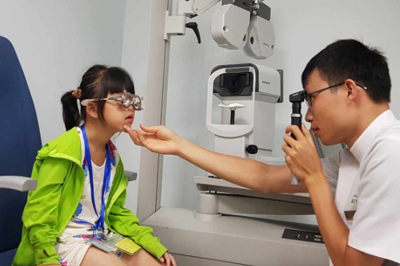 Phòng ngừa tật khúc xạ học đường cần sự đồng hành của gia đình và thầy cô