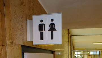 Xem Tây, ngẫm ta: Nhà vệ sinh unisex bên Tây