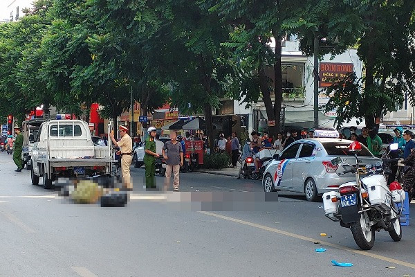 Công an Hà Nội tìm nhân chứng vụ nam shipper tử vong nghi do va chạm với ô tô