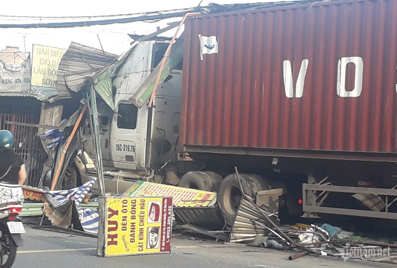 Bản tin chiều 7/10: Tài xế xe container gục trên cabin, tông hàng loạt ki ốt