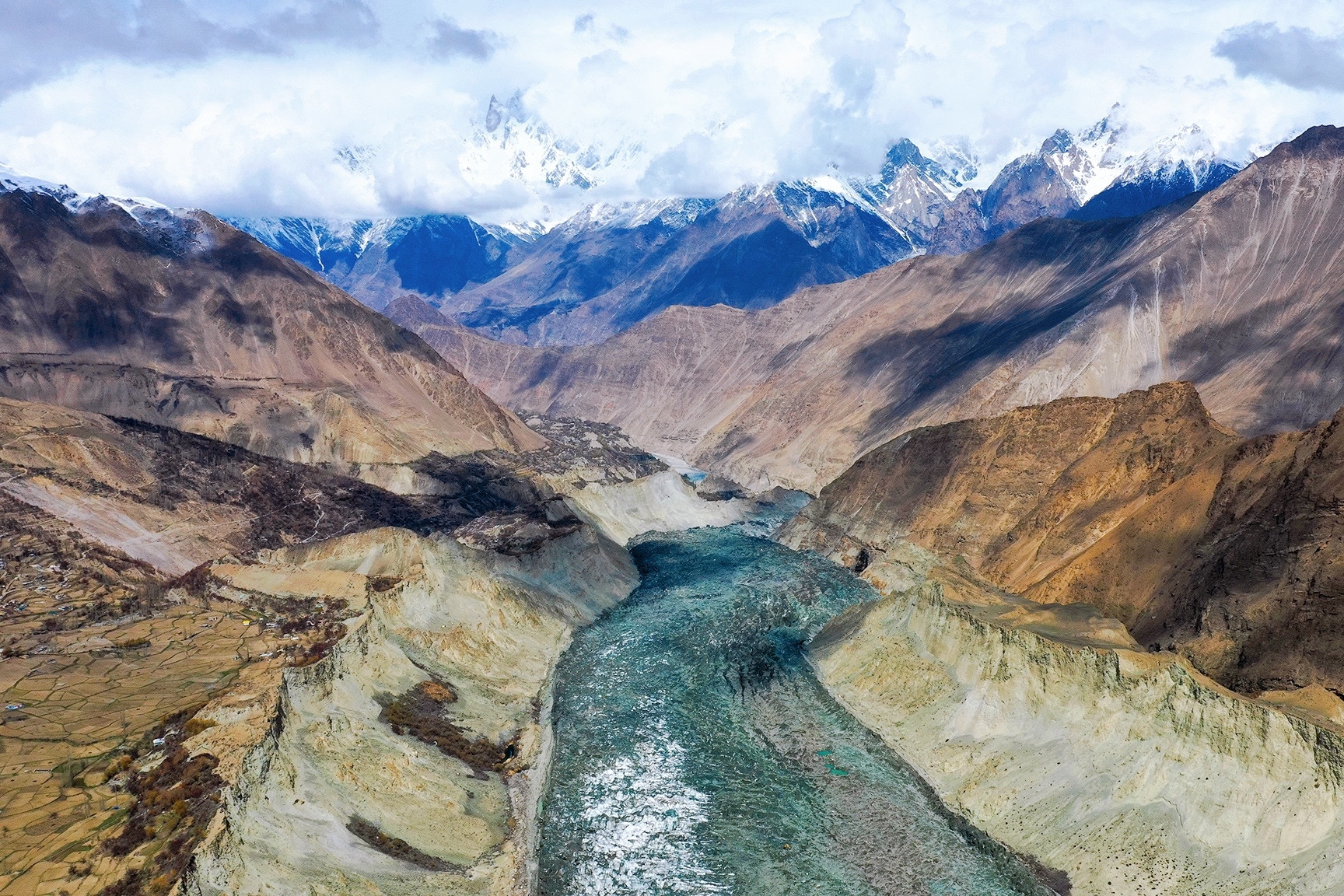 Kỳ thú sông băng trắng, đen ở Pakistan