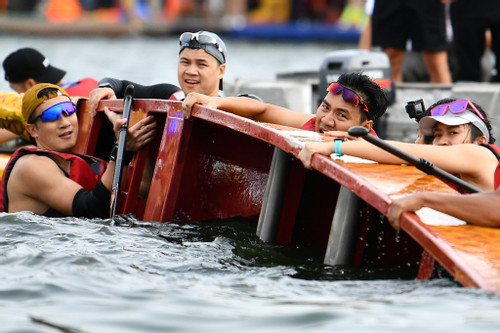Vận động viên mừng đoạt HCV dưới nước tại giải đua thuyền trên hồ Tây