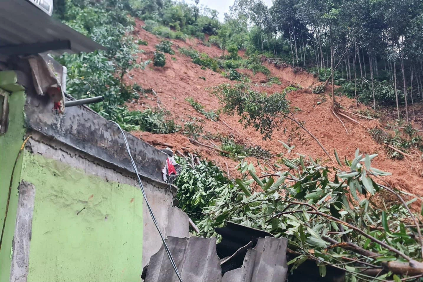 Mưa lớn gây sạt lở đất, 2 người ở Yên Bái thiệt mạng - 1