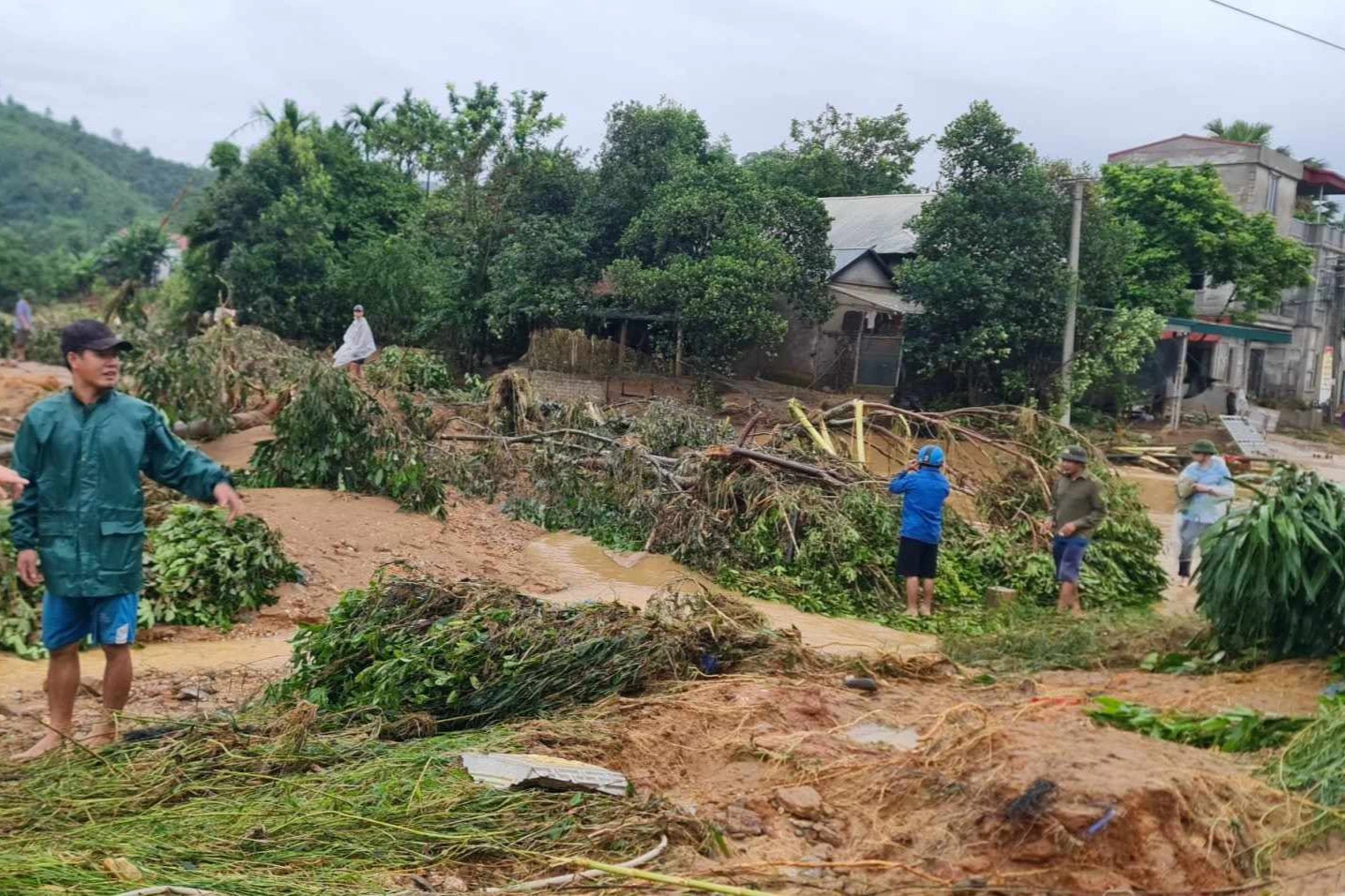 Mưa lớn gây sạt lở đất, 2 người ở Yên Bái thiệt mạng - 2
