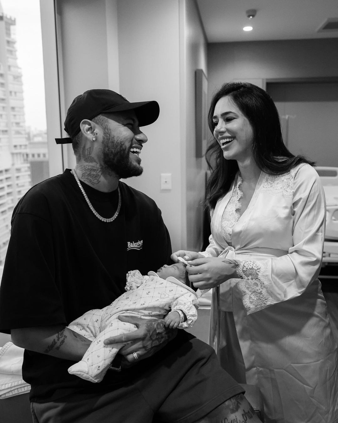 Neymar và bạn gái Bruna Biancardi đón con gái chào đời