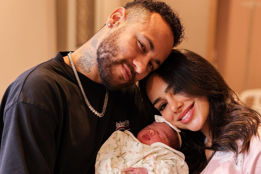 Neymar và bạn gái hạnh phúc đón con gái chào đời
