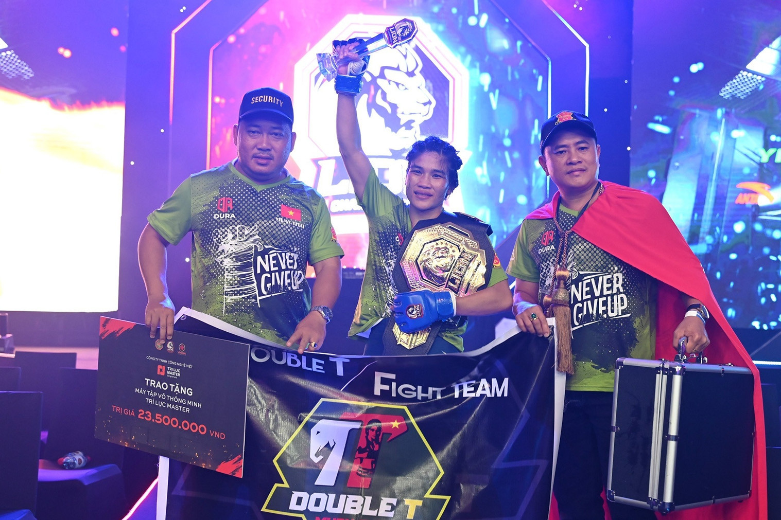 Nữ hoàng Muay Thanh Trúc bảo vệ ngôi vô địch MMA sau 2 phút 26 giây