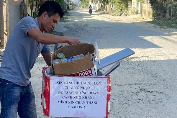 Ông chủ cửa hàng tranh đá quý đi nhặt ve chai, mặc người đời chê gàn dở