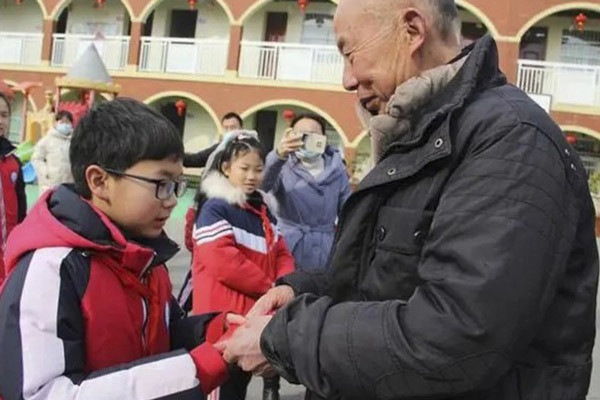Cụ ông nhặt ve chai ở Trung Quốc giúp đỡ hàng trăm học sinh nghèo