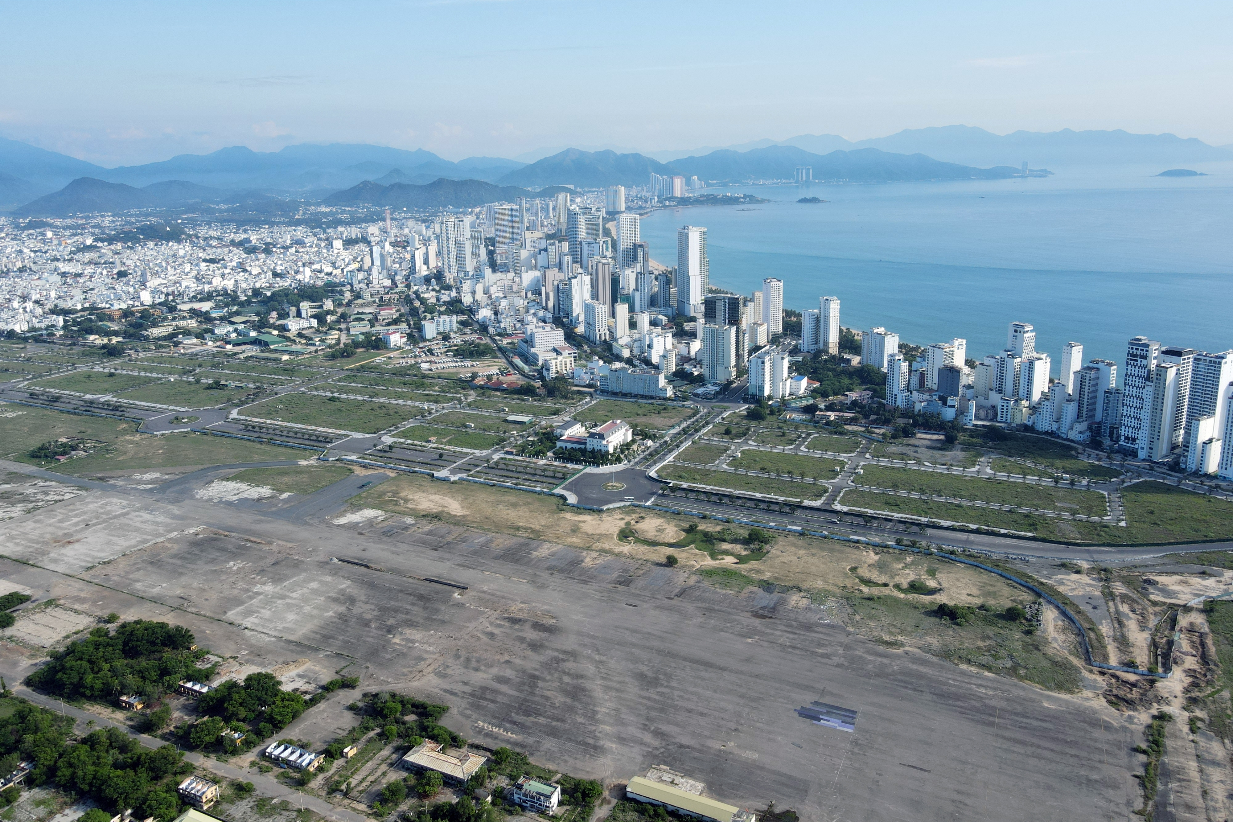 Sân bay Nha Trang ngổn ngang, cỏ mọc um tùm sau 8 năm được giao đất