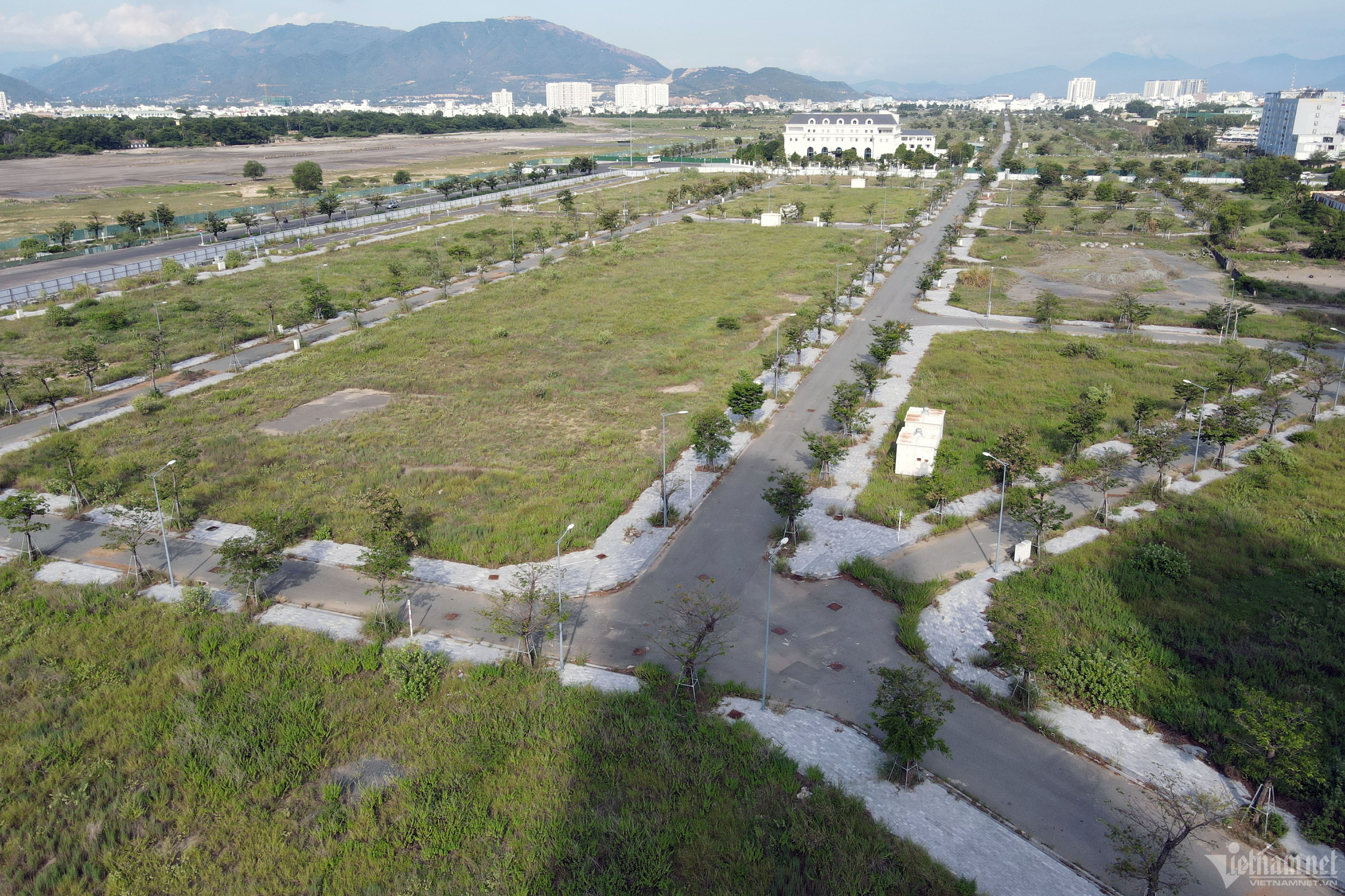 Sân bay Nha Trang ngổn ngang, cỏ mọc um tùm sau 8 năm được giao đất