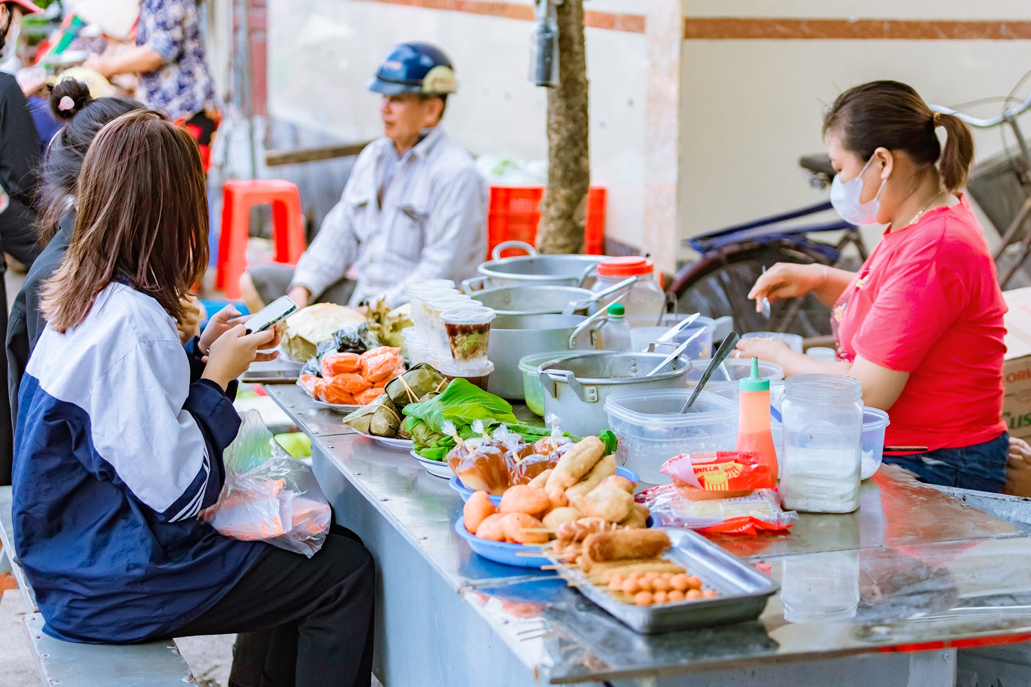 Chợ cổ gần 700 tuổi ở Nam Định, khách tới thưởng thức loạt quà quê ‘rẻ như cho’