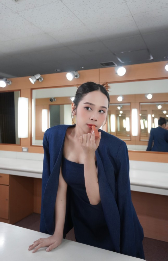 Cô gái dẫn chung kết Đường lên đỉnh Olympia cùng hot girl 7 thứ tiếng Khánh Vy ảnh 1