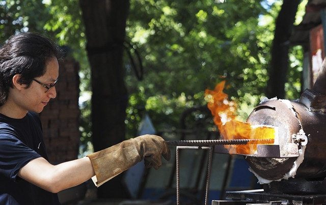 Da Sy Village artisan wields Damascus knives