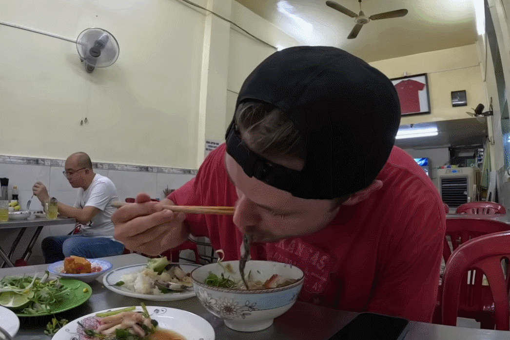 Khách Tây mách quán cơm bình dân 40 năm tuổi, thực đơn hơn 30 món ngon ở TP.HCM