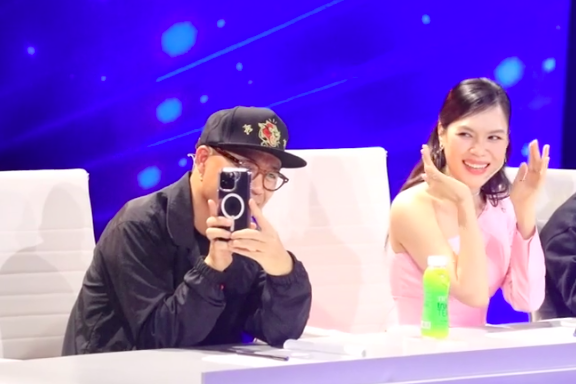 Khán giả chen chúc xem Mỹ Tâm ở hậu trường Vietnam Idol 2023