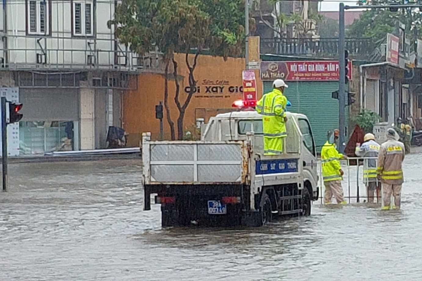 Mưa lớn, nhiều tuyến phố ở Hà Tĩnh ngập sâu