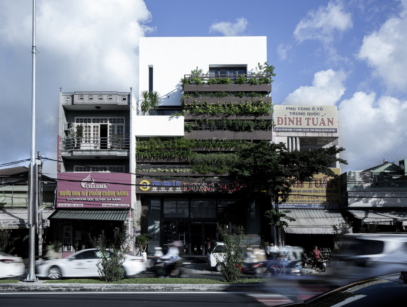 DKS House điển hình của kiến trúc nhà phố liền kề trong trung tâm đô thị Việt Nam – nơi gia chủ vừa lập nghiệp và sinh sống trên những con phố buôn bán sầm uất.