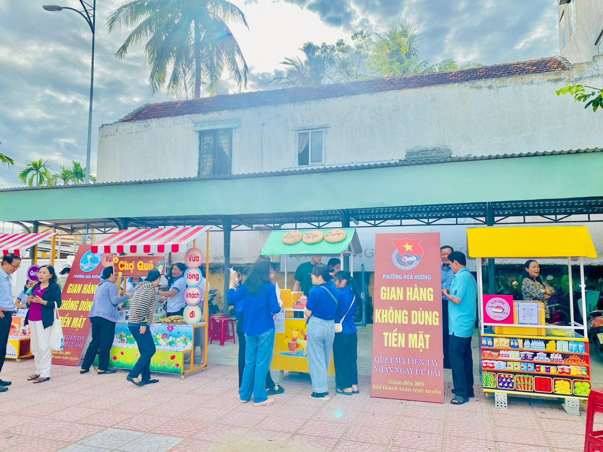 Các gian hàng không dùng tiền mặt tại phường Hòa Hương thu hút đông đảo người dân đến thưởng thức và thanh toán bằng mã điện tử QR. Ảnh: BÙI HUÂN