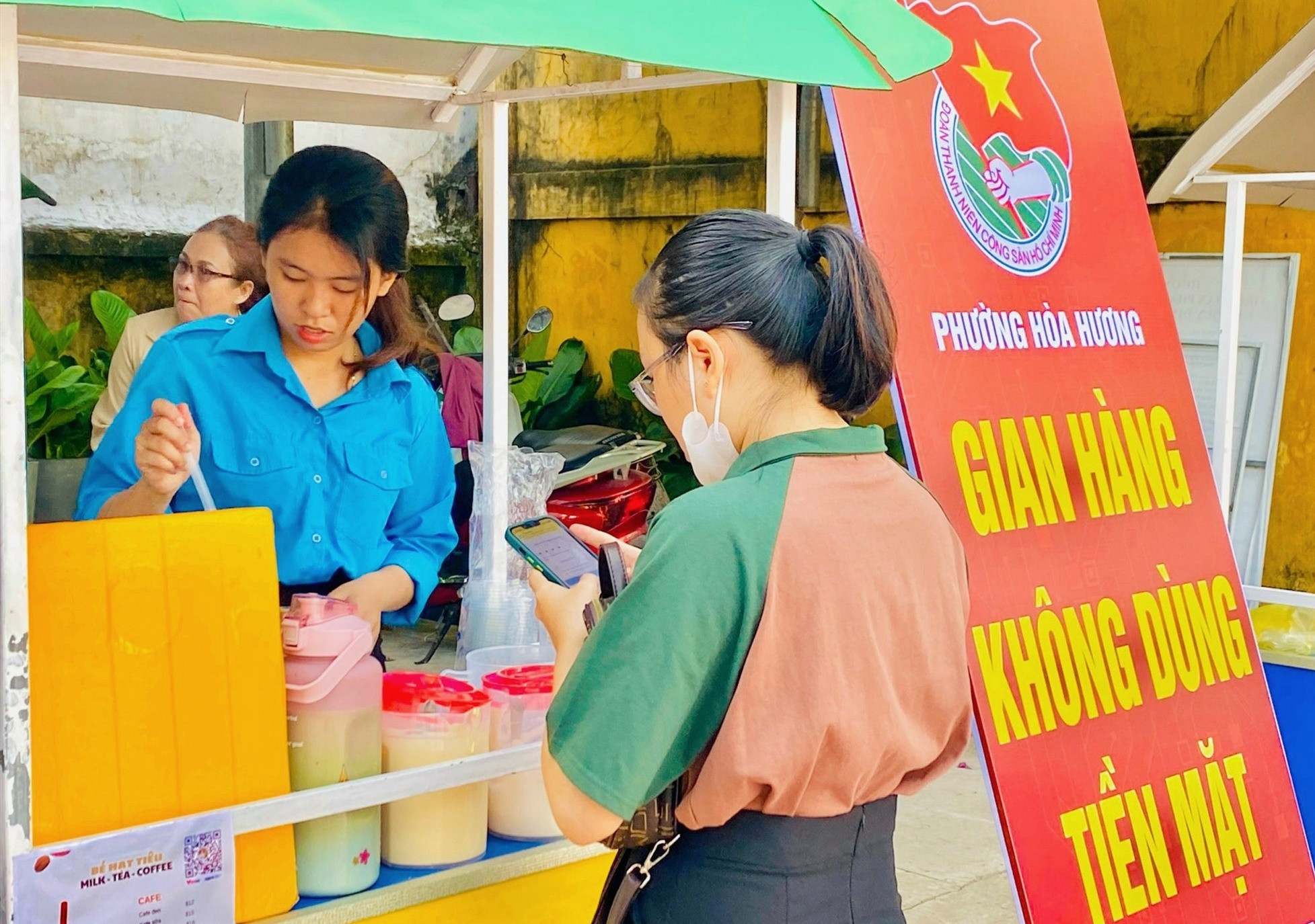 Chỉ cần người dân quét mã QR là có thể mua được sản phẩm ưu thích trong chương trình không dùng tiền mặt. Ảnh: BÙI HUÂN