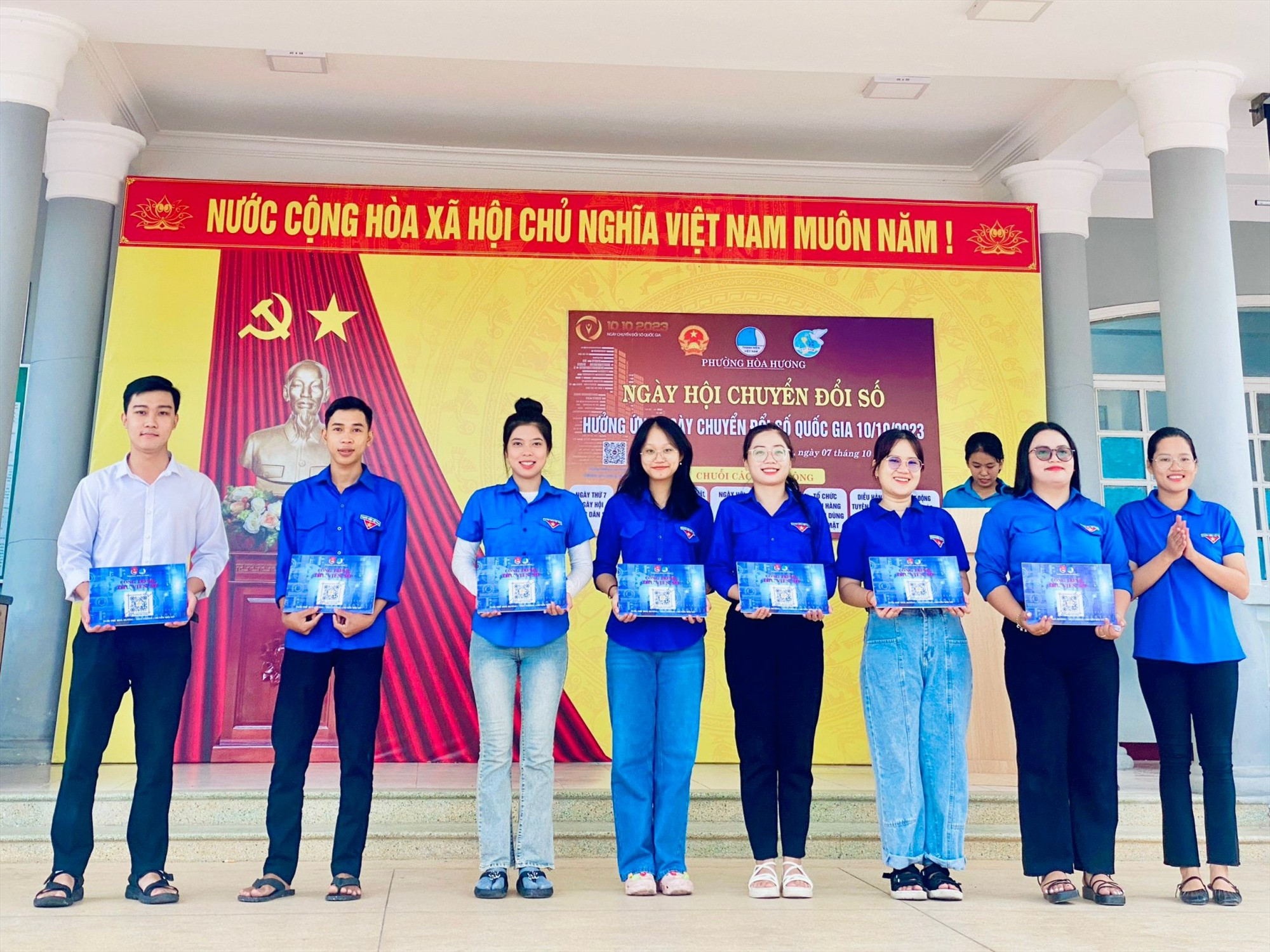 Đoàn phường Hòa Hương trao bảng công trình thư viện số cho 7 chi đoàn khối phố. Ảnh: BÙI HUÂN