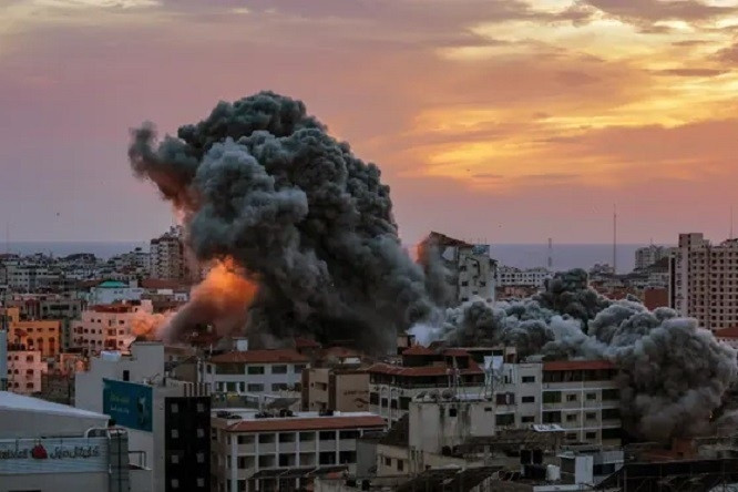 Video tiêm kích Israel đánh sập tòa nhà 14 tầng ở Dải Gaza