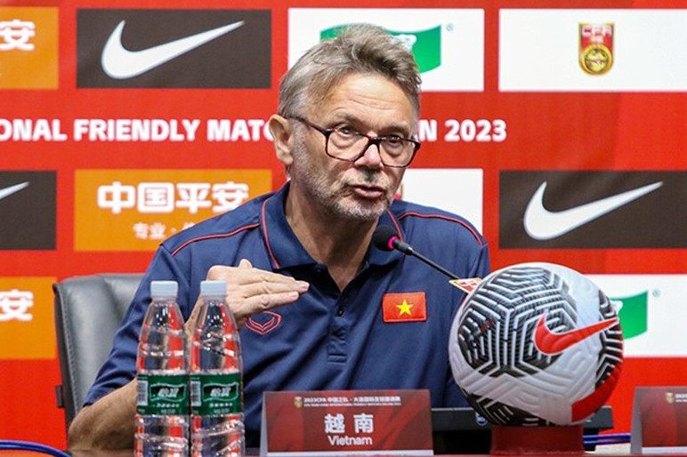 HLV Philippe Troussier: Tuyển Việt Nam và Trung Quốc có cùng đẳng cấp