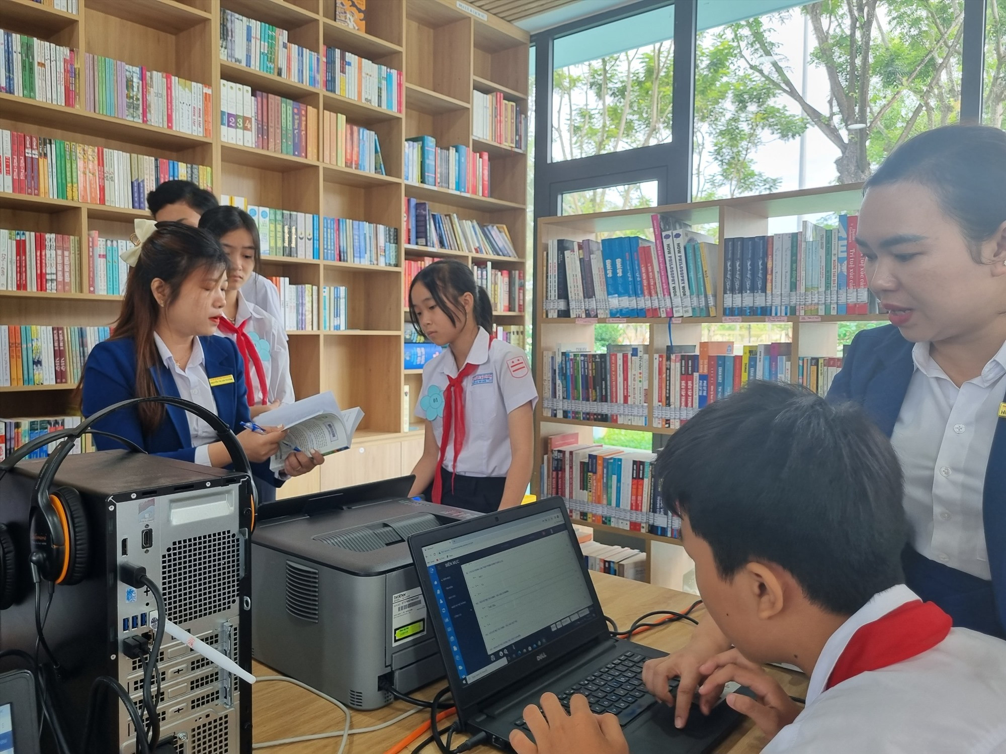 Học sinh tập làm thủ thư tại Thư viện số cộng đồng Tam Kỳ. Ảnh: CHÂU NỮ