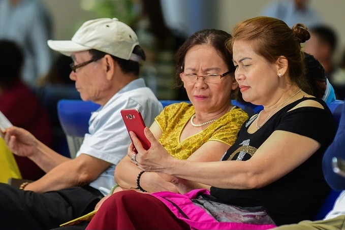 Không phải người cao tuổi nào cũng biết dùng điện thoại thông minh